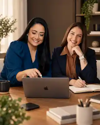 Lizziê Oliveira e Isabela Reis trabalhando juntas